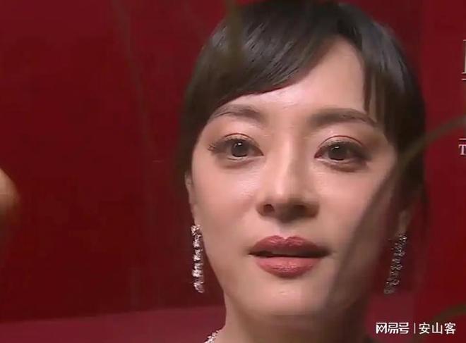 签吓坏杨幂不敢露脸只有赵今麦扛住了！不朽情缘平台登录入口芭莎之夜被镜头(图2)